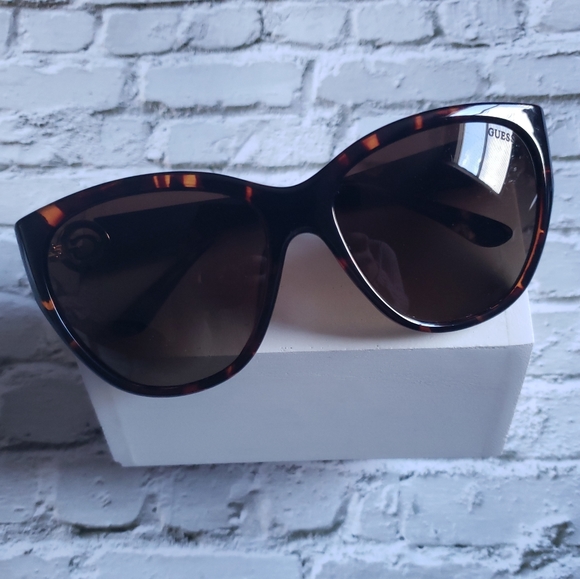 NWOT Designer Guess Polarized Sunglasses w/ Hard Case - Picture 4 of 9